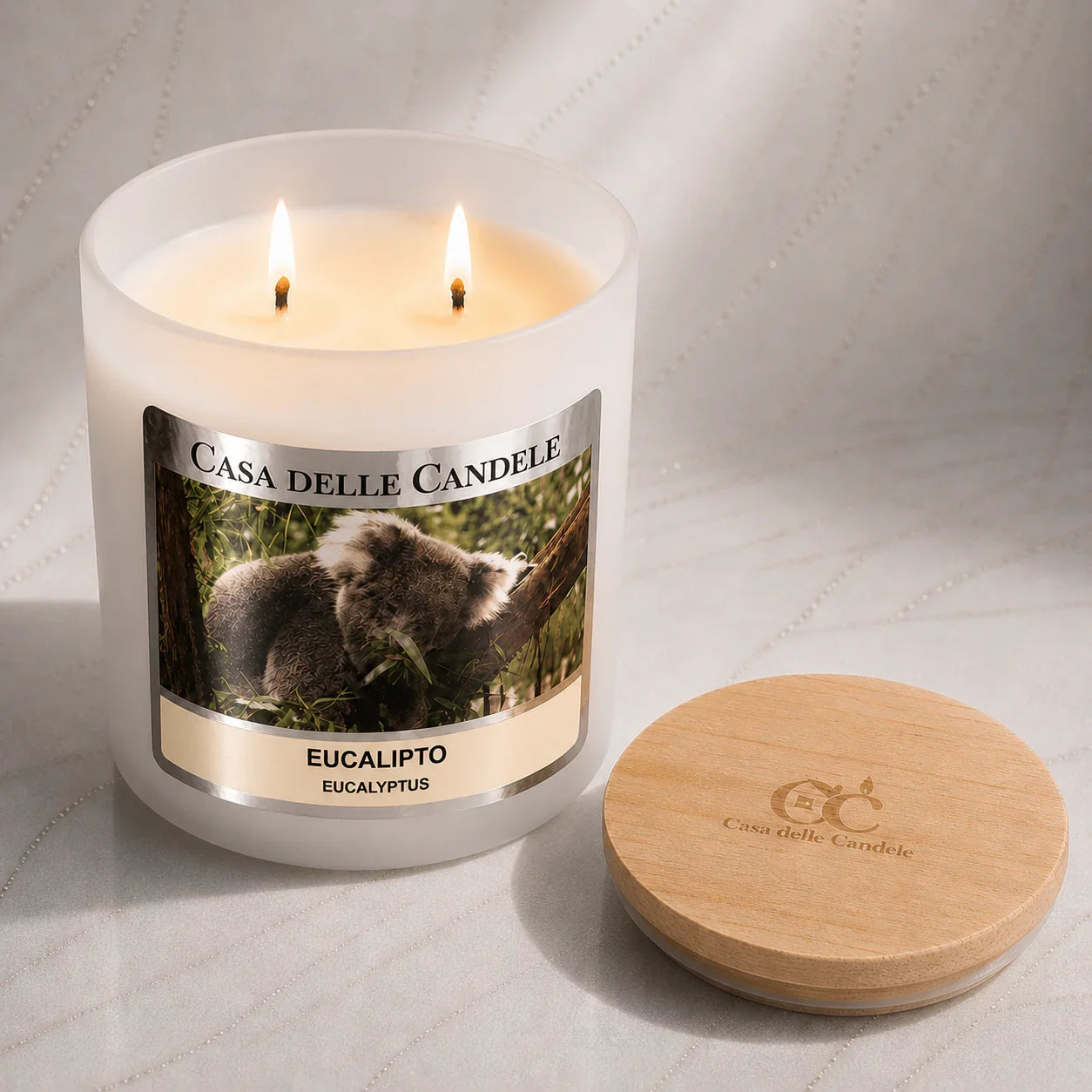 candela in cera di soia eucalipto 430g accesa su marmo