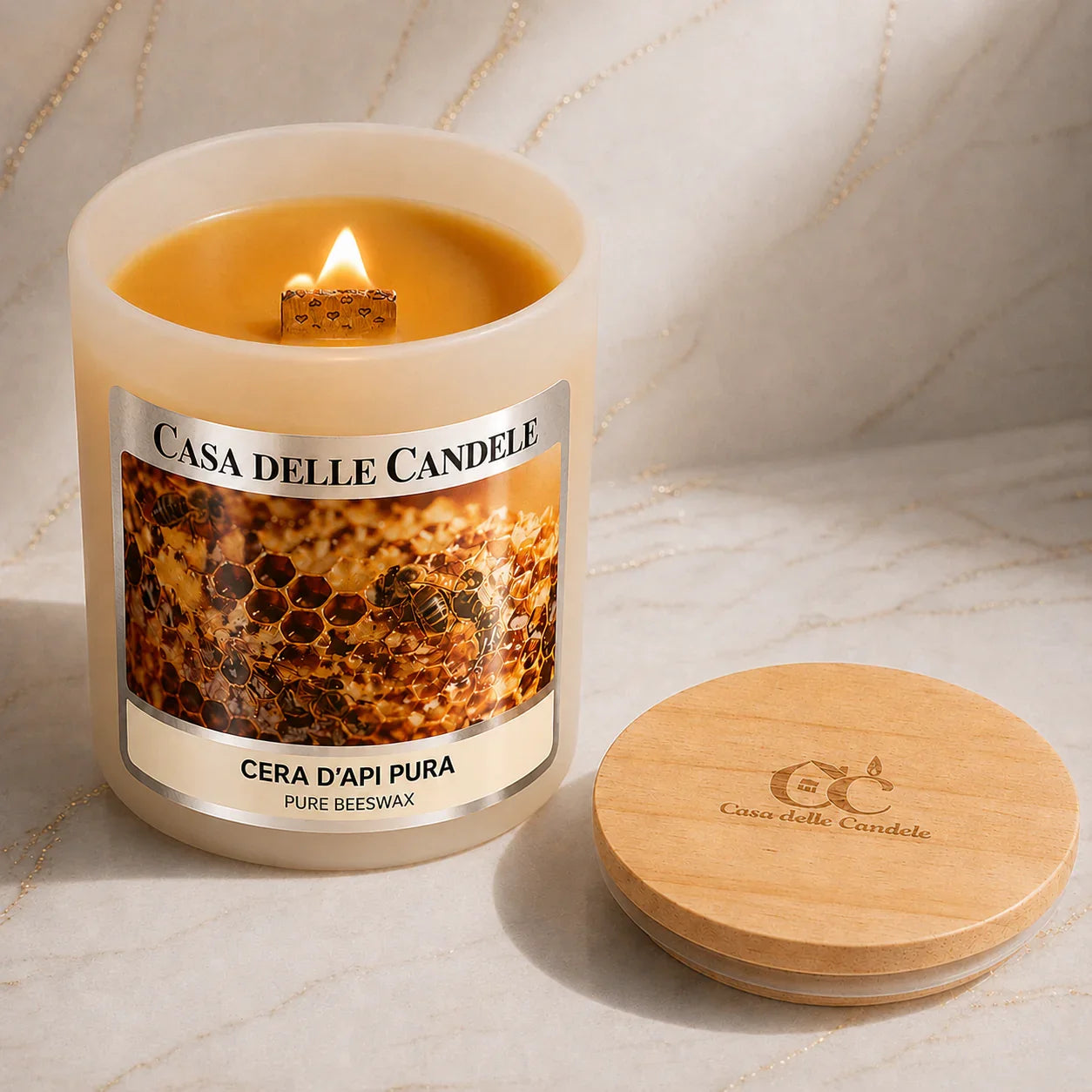 candela in cera d'api stoppino di legno accesa atmosfera elegante