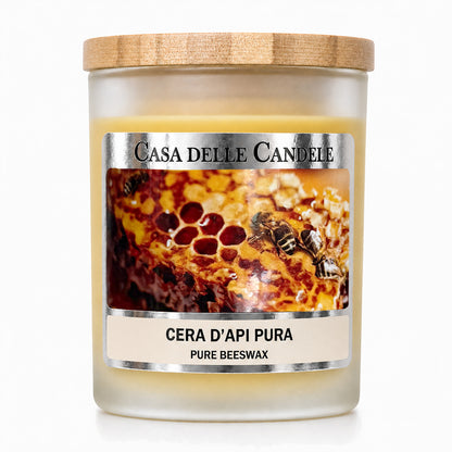 candela in cera d'api stoppino di legno primo piano