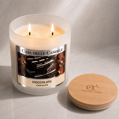 candela in cera di soia 430g cioccolato accesa su marmo
