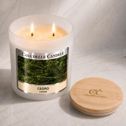 candela in cera di soia cedro 430g accesa atmosfera elegante su marmo