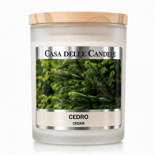 candela in cera di soia cedro primo piano
