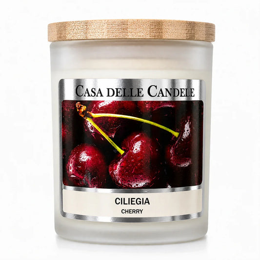 candela in cera di soia ciliegia primo piano