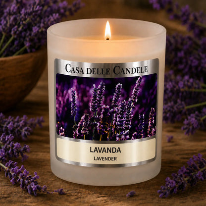 candela in cera di soia lavanda con fiori nello sfondo