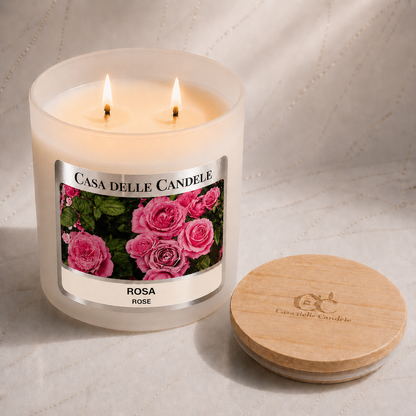 candela in cera di soia rosa 430g accesa ambiente elegante su marmo