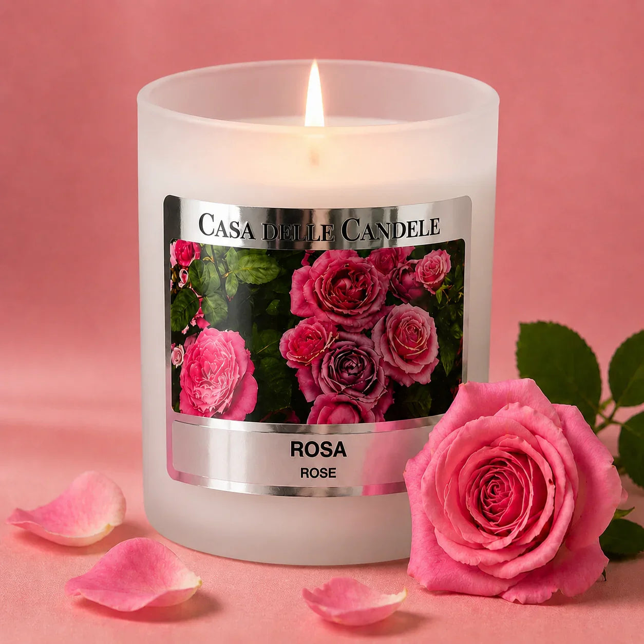 candela in cera di soia rosa con petali di rosa