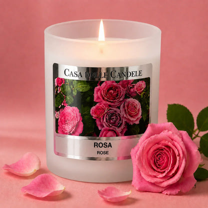candela in cera di soia rosa con petali di rosa