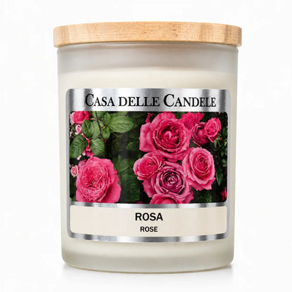 candela in cera di soia rosa primo piano