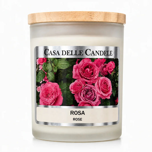 candela in cera di soia rosa primo piano