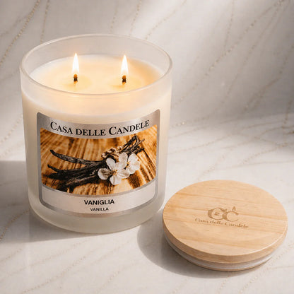 candela in cera di soia vaniglia 430g  accesa su marmo